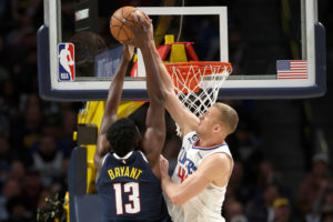 Mason Plumlee se queda en los Clippers
