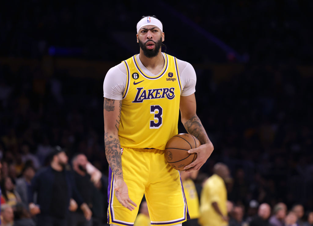 Pelinka quiere que Davis asuma el liderazgo de los Lakers