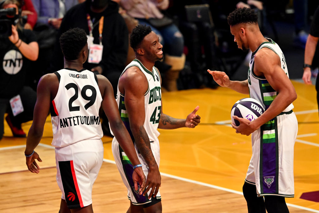 Los Bucks firman a Alex Antetokounmpo