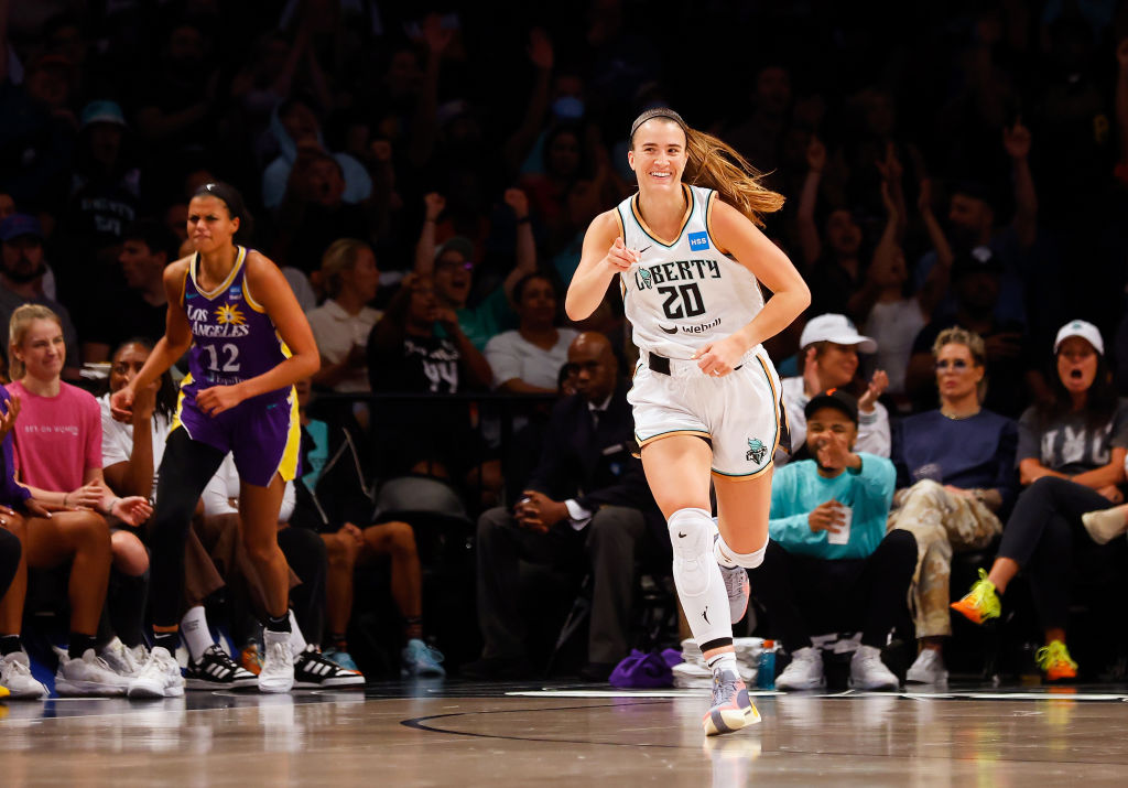 Sabrina Ionescu bate el récord de triples en una temporada