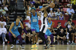 Charlotte Hornets corta a Kai Jones