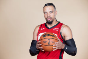 La NBA multa a Dillon Brooks por golpear a Theis