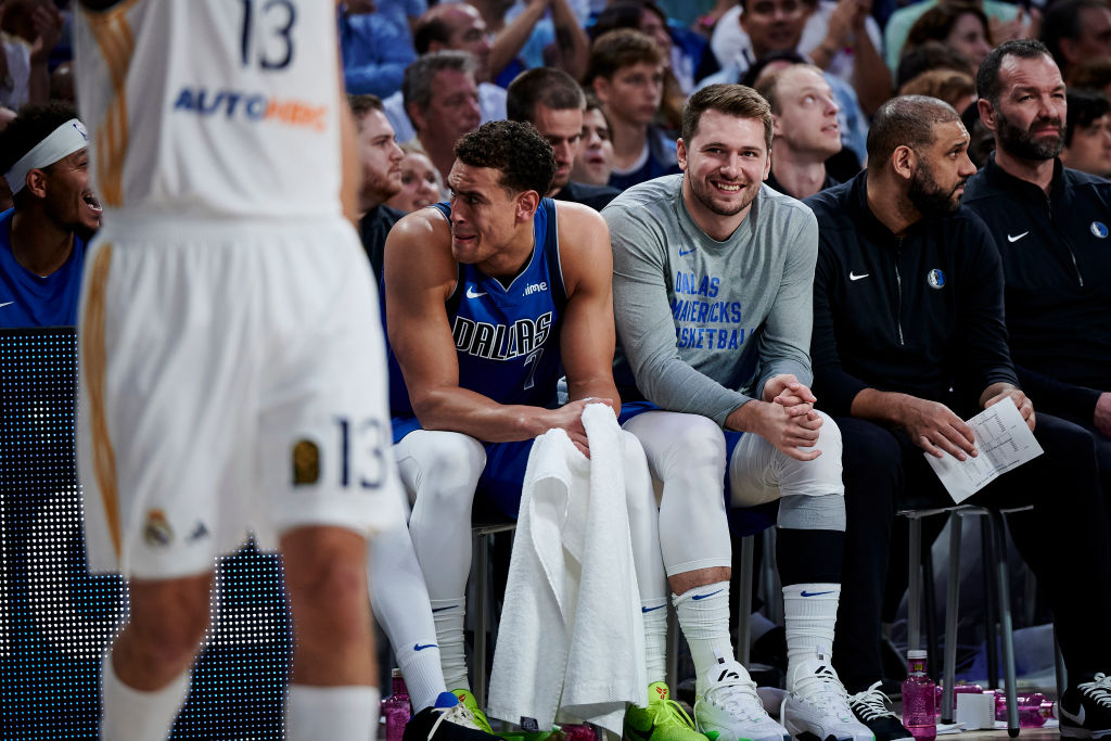 Luka Doncic vuelve a Madrid entre homenajes, risas... y una pequeña lesión
