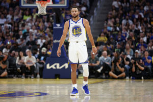 Curry calienta motores tumbando a los Kings