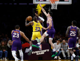 Un gran último cuarto da la primera victoria a los Lakers