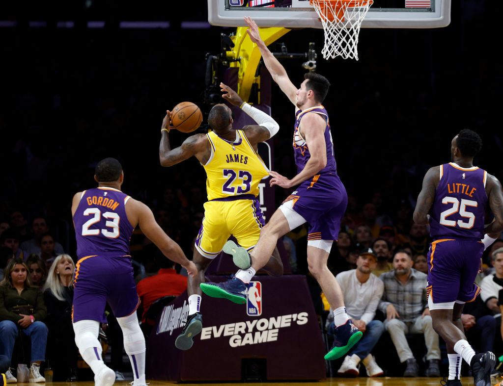 Un gran último cuarto da la primera victoria a los Lakers
