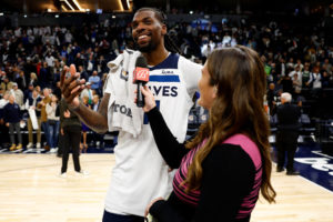 Minnesota se estrena en casa con 25 puntos de Naz Reid