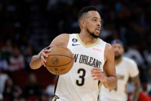 C.J. McCollum regresa con victoria ante los 76ers
