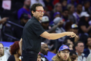 Quin Snyder resta importancia a ser titular