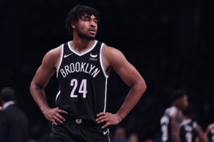 Cam Thomas con los brazos en jarra