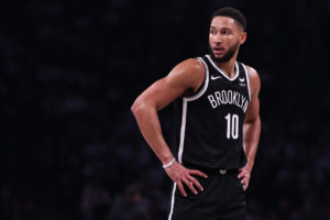 La espalda vuelve a dejar fuera de juego a Simmons