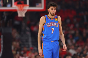 Duelo estelar entre Embiid y Holmgren