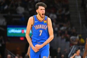 Chet Holmgren golpea con todo en casa de Stephen Curry