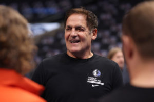 Mark Cuban vende los Mavericks, pero se queda