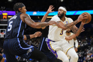 Los Lakers se amoldan al deseo de Davis de no jugar en la pintura