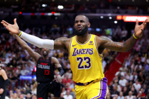 Los Lakers protestan a la NBA por las pocas faltas pitadas sobre LeBron