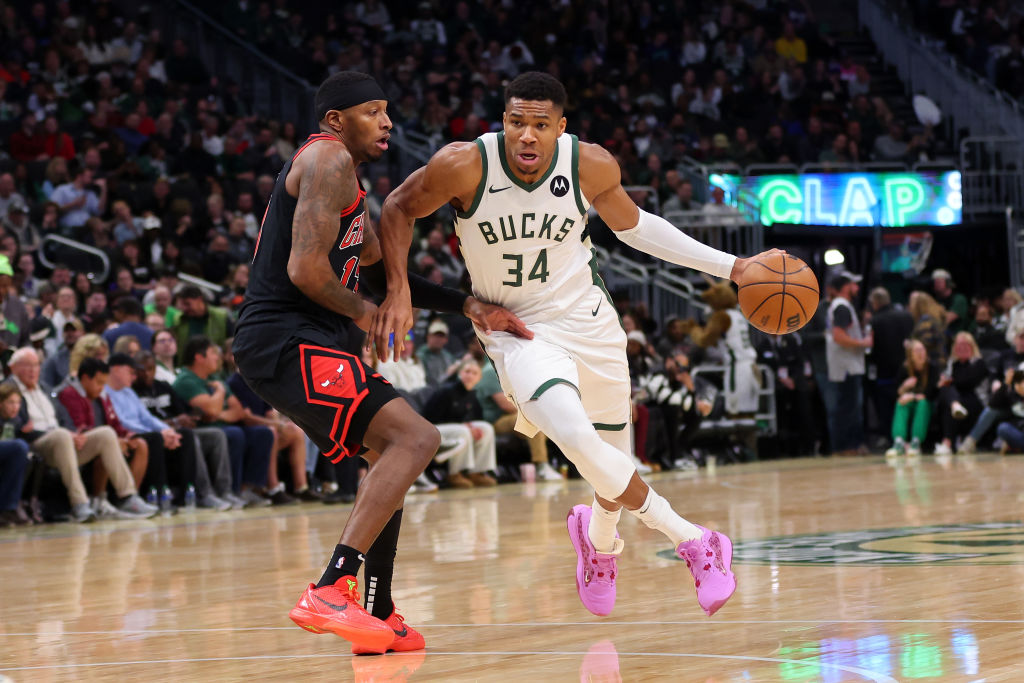 Antetokounmpo hace el trabajo mientras sigue esperando a Lillard