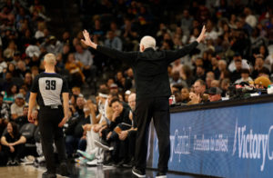 Popovich interrumpe el partido ante los Clippers para frenar los abucheos a Kawhi