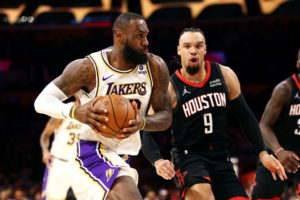 Un enorme LeBron James aguanta ante unos irreverentes Rockets