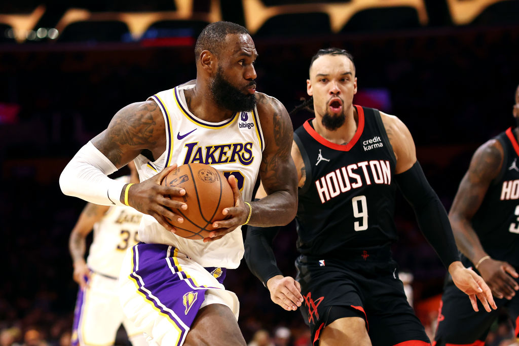 Un enorme LeBron James aguanta ante unos irreverentes Rockets