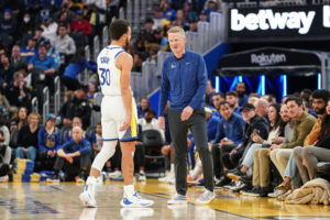 Stephen Curry hace brillar el nuevo plan de Steve Kerr