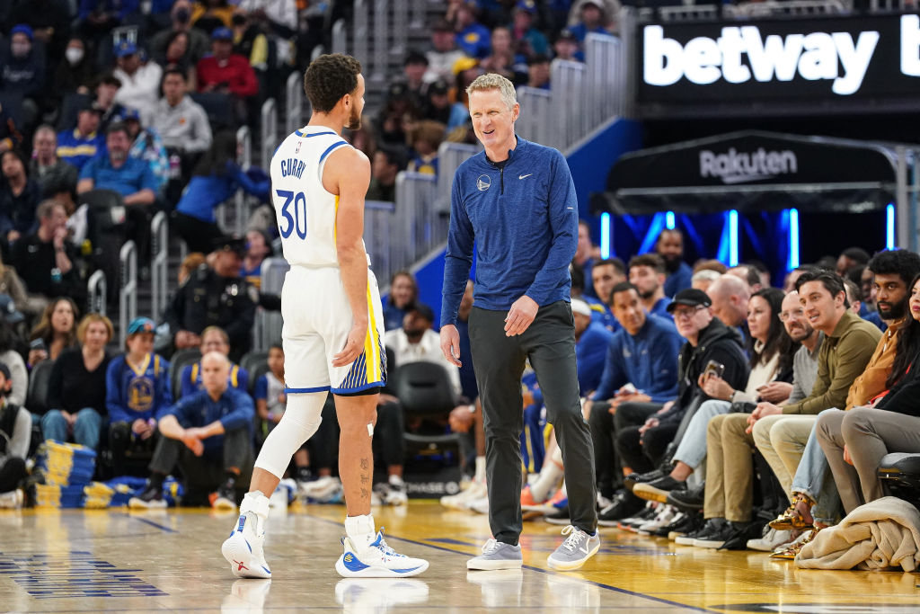 Stephen Curry hace brillar el nuevo plan de Steve Kerr