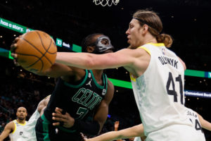 Los Celtics negociarán por Kelly Olynyk