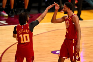 Evan Mobley y Darius Garland caen lesionados