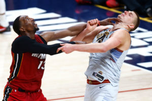 Adebayo elogia a Jokic: "No trata de forzar tiros libres todo el rato"