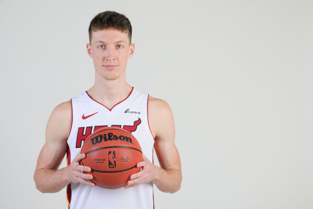 Boston incorpora a Drew Peterson