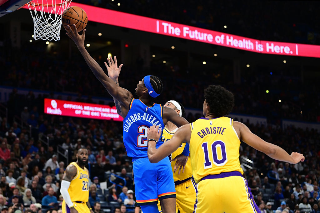 Shai Gilgeous-Alexander finaliza una bandeja ante los Lakers