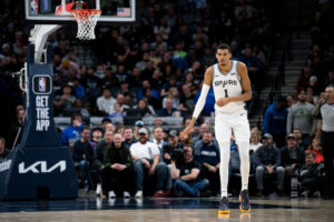 Wembanyama hace historia pero no frena la mala racha de los Spurs