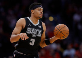 Keldon Johnson está en la rampa de salida