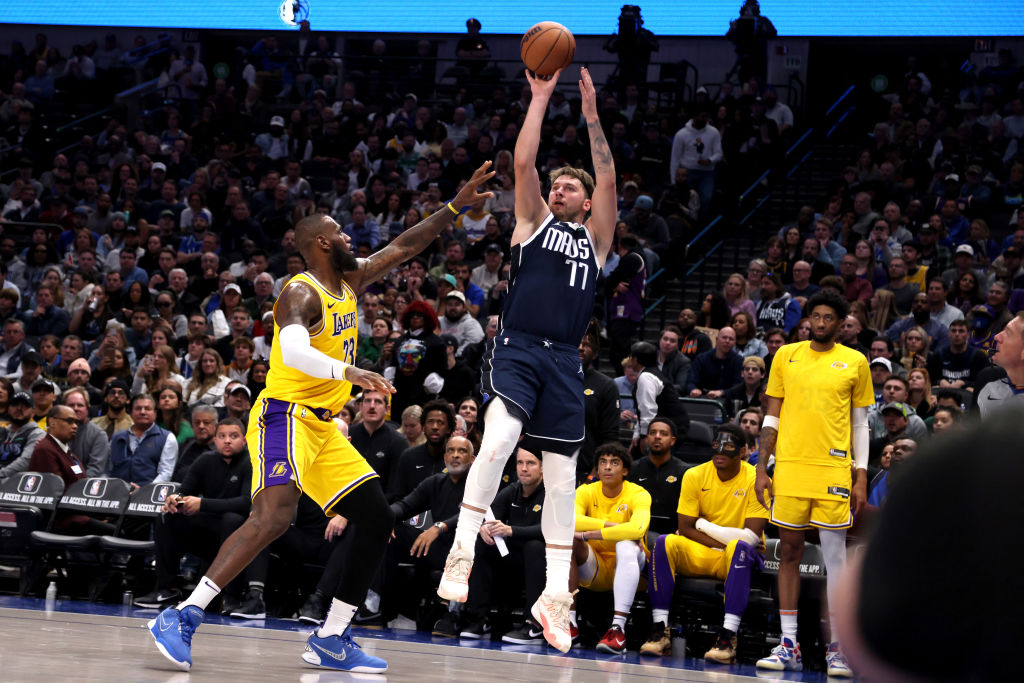 Luka Doncic sonríe en el estelar duelo ante LeBron James