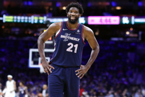 La exhibición de Embiid doblega a Minnesota