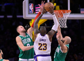 Los Celtics sacan músculo en casa de LeBron James