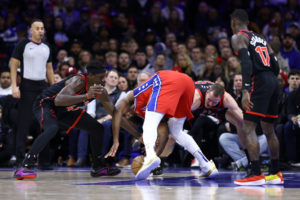 Joel Embiid causa baja para el día de Navidad