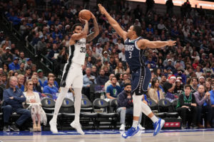 Grant Williams continuará como suplente