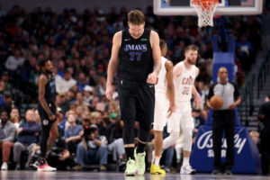 Cleveland aprovecha el desastre de los Mavericks en el clutch