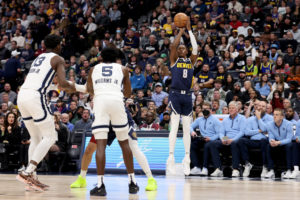 Peyton Watson convence a Michael Malone como titular