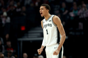 Wembanyama hace historia en la victoria ante Portland