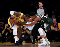 LeBron y Giannis dominan el último recuento popular del All-Star
