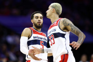 Kyle Kuzma y Tyus Jones suenan para salir de Washington