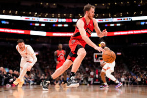 Jakob Poeltl es baja indefinida