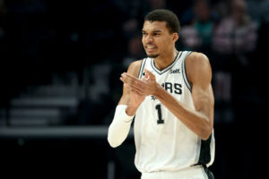 Giannis Antetokounmpo tras jugar contra Wembanyama: "Nunca he visto nada como él"