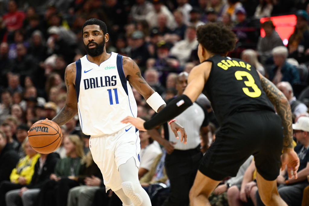 Kyrie Irving conduce el balón ante Keyonte George
