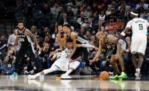 Antetokounmpo sonríe en la espectacular batalla ante Wembanyama
