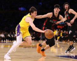 8 jugadores de Miami en dobles dígitos para hundir a los Lakers