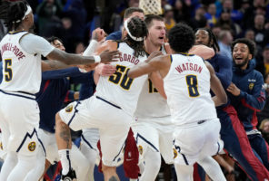 Nikola Jokic desata la locura en cancha de los Warriors