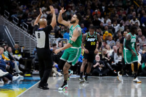 Tatum anota 8 triples para vencer a los Pacers